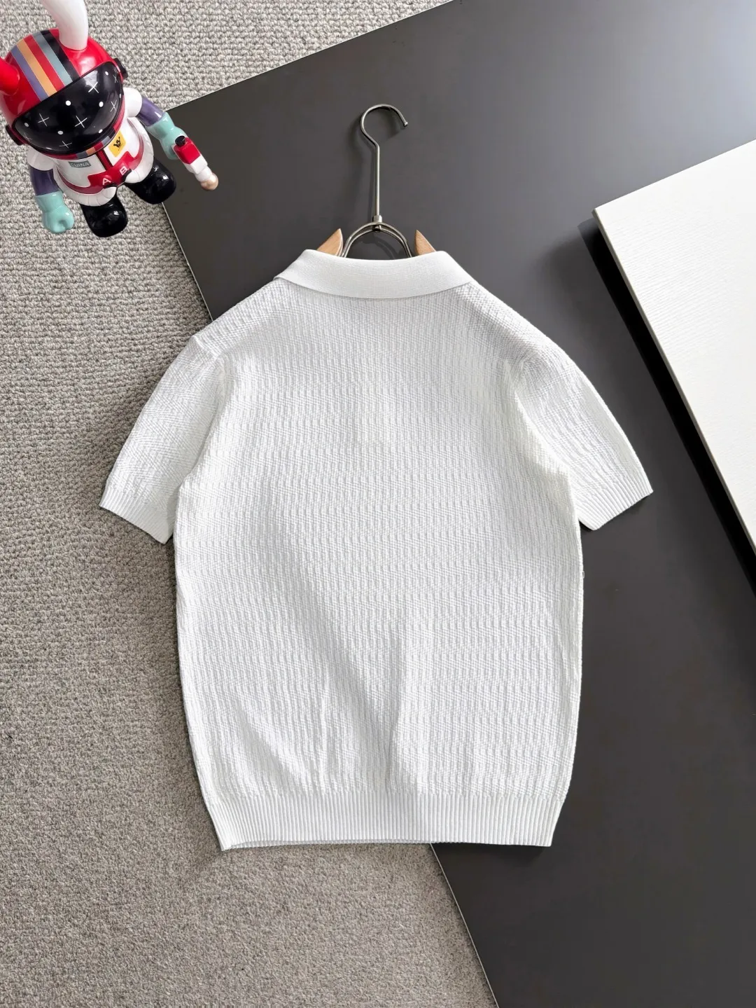 Next day shipping P165 Mouth-mounted High Quality 2026 Summer New Arrival Men's Short Sleeve T-shirt Made of combed cotton yarn knitted cotton fabric, pure cotton high-weight special yarn, it feels full of weight when weighed, and the upper body is more textured than ordinary T-shirts. This texture can cope with the weather easily and is suitable for both hot and cold! The pattern on the chest adopts three-dimensional embroidery technology, and is perfectly produced stitch by stitch with reference to the original version! Loose fit design, looks noble. Size: M to XXXL